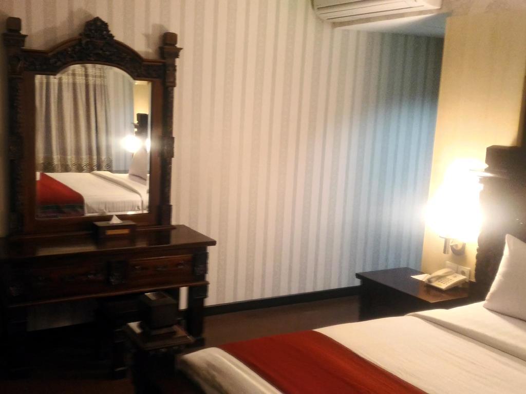 Hotel Grand Puri Saron Yogyakarta Extérieur photo