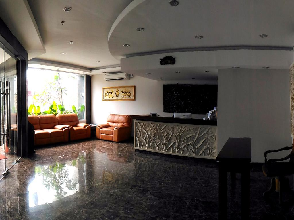 Hotel Grand Puri Saron Yogyakarta Extérieur photo