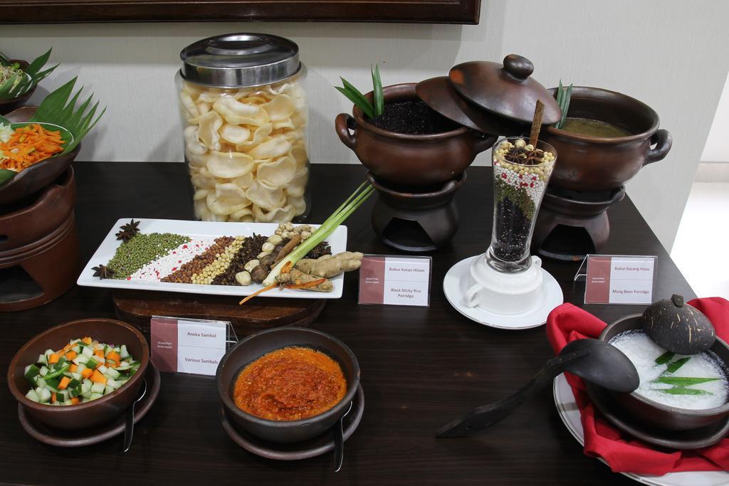 Hotel Grand Puri Saron Yogyakarta Extérieur photo